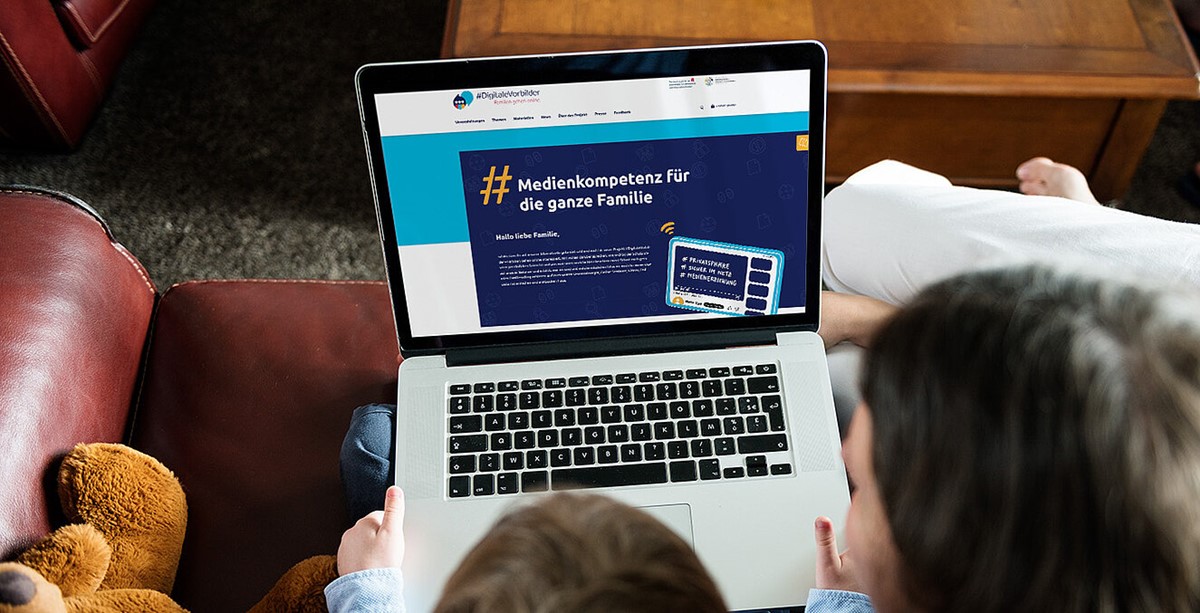 Mutter und Kind betrachten die barrierefreie TYPO3-Website der Initiative #DigitaleVorbilder auf einem Laptop. Die Plattform unterstützt Familien beim sicheren Umgang mit digitalen Medien und wurde mit dem TYPO3 Award 2024 ausgezeichnet.