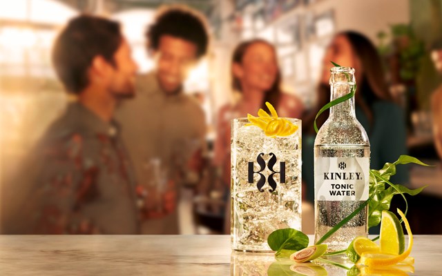 Mandarin Global Media Projekt - https://www.mandarin-media.com/work/royal-bliss-tonic-water-print-ads/